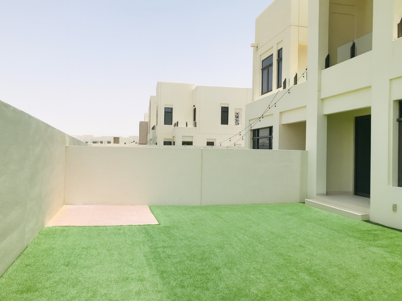 Modern Backyard with Artificial Grass
